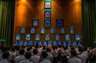 Min Aung Hlaing, der Verantwortliche für die Organisation des Putsches in Myanmar, wurde die höchste Ehre in einer Ausstellung zuteil. Diese Ausstellung präsentiert Porträts von Militärführern in einem Museum in Naypyidaw, der Hauptstadt. Frauen des Militärs in Myanmar