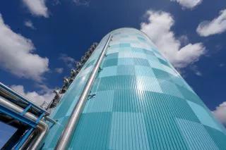 Wärmespeicher in Rostock Gigantischer blau-weiß karrierter Turm mikt Metalltreppe an der rechten Seite