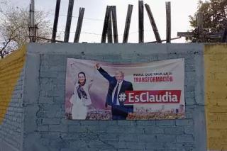 Wahlplakat der Regierungspartei MORENA Wahlplakat der Regierungspartei MORENA auf einer grau-gelben Wand