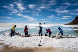 Eine Familie erntet verkrustetes Salz in der Salar de Uyuni in den Anden im Südwesten Boloviens
