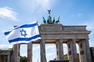 Israelische Flagge vor dem Brandenburger Tor Israelische Flagge vor dem Brandenburger Tor bei einer pro-israelischen Solidaritätskundgebung am 8. Oktober 2023 in Berlin