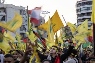3. November 2023, Beirut, Libanon: Ein Mann hält ein Bild des Hisbollah-Generalsekretärs Hassan 3. November 2023, Beirut, Libanon: Ein Mann hält ein Bild von Hisbollah-Generalsekretär Hassan Nasrallah während Nasrallahs live gestreamter Rede.