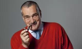 Karel Schwarzenberg Karel Schwarzenberg raucht eine Pfeife