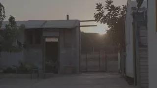 Filmstill, Lavrio Filmstill aus dem Dokumentarfilm Lavrio: Man sieht ein Haus und einen Sonnenuntergang