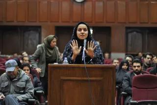 Reyhaneh Jabbari Reyhaneh Jabbari steht am Rednerpult und redet