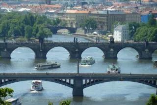 Brücken über die durch Prag fließende Moldau