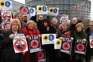 Grüne Europaabgeordnete mit Protest-Plakaten