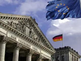 Reichstagsgebäude Reichstagsgebäude mit Europa- und Deutschlandflagge