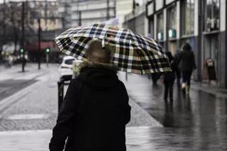 Ältere Frau mit Regenschirm Ältere Frau mit Regenschirm