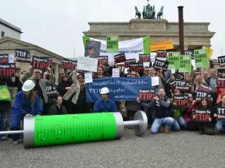 TTIP und CETA: Der Widerstand wächst! Unter dem Motto "Zivilgesellschaft macht Dampf gegen den Konzern-Deal" protestierte das Bündnis „TTIP unfairhandelbar“ am 6. Mai vor dem Brandenburger Tor in Berlin gegen die Freihandelsabkommen TTIP und CETA.