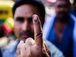 Ein Wähler zeigt seinen mit Tinte markierten Finger nachdem er in der dritten Wahlphase am 10. April in Delhi seine Stimme abgegeben hat. Ein Wähler zeigt seinen mit Tinte markierten Finger nachdem er in der dritten Wahlphase am 10. April in Delhi seine Stimme abgegeben hat.