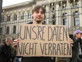 Meldedaten_12-09-21-11 Demonstrant vor dem Bundesrat bei der campact-Demo "Meldedaten-Datenkrake" am 12. September 2012