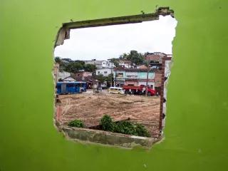 Aufgebohrt und verwüstet: Blick auf städtische Abrissarbeiten im Großraum Recife für die WM-Stadt "Cidade da Copa" Aufgebohrt und verwüstet: Blick auf städtische Abrissarbeiten im Großraum Recife für die WM-Stadt "Cidade da Copa"