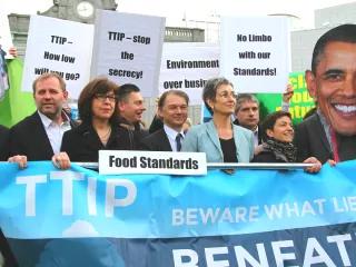 How low can you go? Green action on TTIP Demonstration gegen die Senkung von Standards in TTIP (Berlin am 25. März 2013)