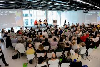 Saal und Podium Saal und Podium