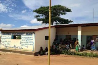 Kagoro Rural Health Centre (RHC) in Nigeria Wartende Mütter vor dem überfüllten Gesundheitszentrum