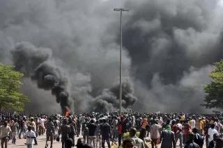 Brennendes Parlament in Burkina Faso Menschenmassen und Rauchschwaden