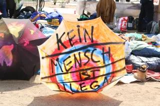 Schirm mit der Aufschrift "Kein Mensch ist illegal"