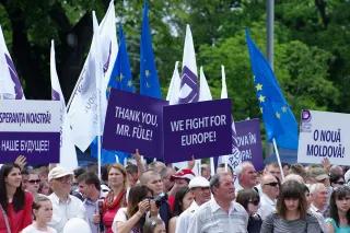 Chişinău, Moldawien. Menschen demonstrieren für einen EU-Beitritt. Wichtige Teile der Östlichen Nachbarschaft (die in Kernländern wie der Ukraine, Moldawien und Georgien entscheidend sind) fußen aber auf dem unklaren Versprechen einer Integration in die EU. Eine Menschenmenge, die Plakate mit dem Slogan für die Integration der Republik Moldawien in die EU hochhält: "Wir kämpfen für Europa", und vielen Botschaften an, Štefan Füle: "Ich danke Ihnen, Herr Füle"