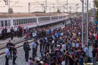 September 2015, Tovarnik, Kroatien Wartende Geflüchtete am Bahnhof in Tovarnik in Kroatien