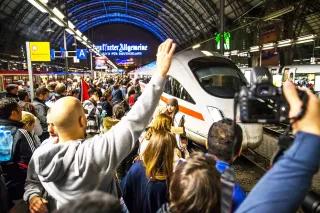 Train of Hope, Frankfurt, Germany Freiwillige Helfer/innen in Frankfurt/Main heißen syrische Geflüchtete willkommen