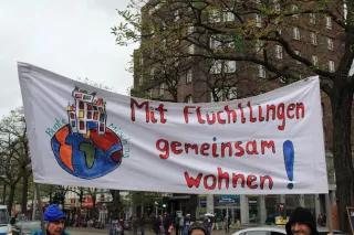 Refugees Welcome means Equal Rights for all - Demonstration Hamburg 14.11.2015 Transparent mit der Aufschrift "Mit Flüchtlingen gemeinsam wohnen"