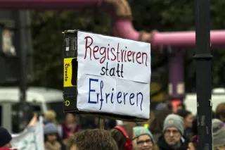 Registrieren statt Erfrieren Demonstrierende halten ein Plakat mit der Aufschrift "Registrieren statt erfrieren" vor dem Lageso in Berlin