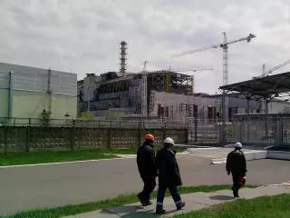 Arbeiter vor dem Katastrophenreaktor im April 2015 - Der Reaktor erhält derzeit eine neue Schutzhülle Arbeiter vor dem Katastrophenreaktor im April 2015 - Der Reaktor erhält derzeit eine neue Schutzhülle