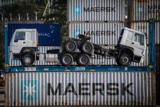 Container-Ladung in einem Hafen von Tansania