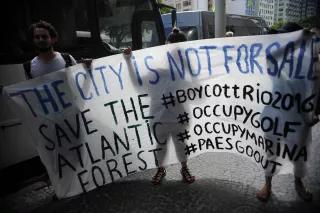 Umweltschützer protestieren gegen die ökologischen Schäden, die durch die Arbeiten für Rio 2016 verursacht wurden. Eine Protestaktion gegen die Olympischen Spiele in Rio 2016.