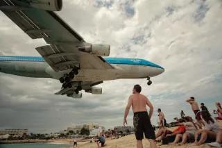 KLM 747 Landing in St. Maarten Ein Flugzeug landet auf der karibischen Insel St. martin