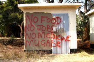 IMG_0857.JPG Ein Graffiti an einem Haus in Simbabwe prangert die Zustände im Land an: Kein Essen, keine Jobs, keine Medizin, Mugabe.