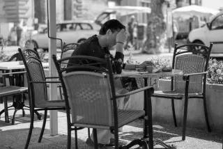 reading newspaper Ein Mann liest Zeitung im Département Vaucluse