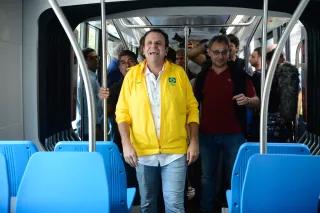 Olympiade 2016: Neue Straßenbahn im Zentrum Rio de Janeiro Rios Bürgermeister Eduardo Paes weiht die neue Straßenbahn im Zentrum der Stadt ein.