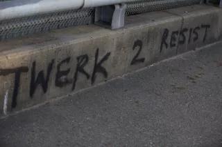 Twerk 2 resist Twerk 2 resist - aufgesprüht auf einer Mauer