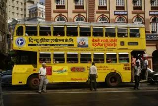 Indien: Mumbai Double-decker buses came to India in 1937. They show the influence of Britain.