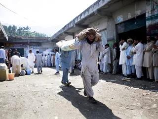 Distributie van goederen in Pakistan door de SHO Verteilung von Hilfsgütern