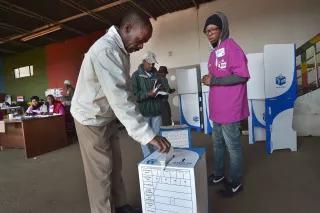 Südafrikaner wirft seinen Stimmzettel in Wahlurne