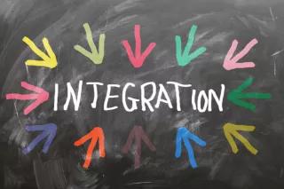 Die Aufgabe der Integration sollten wir als Investition in die Zukunft begreifen. Der Staat hat die Chance und die Pflicht, die Integrationsprozesse in Deutschland einfacher, schneller, einheitlicher und transparenter zu gestalten. Das alles ist noch ein langer, steiniger Weg.