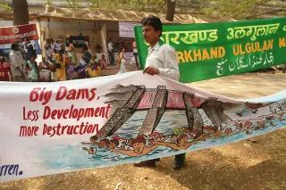 Anti dam protest Mann mit Transparent auf Protestveranstaltung gegen Staudämme beim Weltsozialforum 2004 in Mumbai