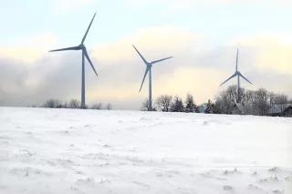 Wind turbines in winter Windräder auf schneebedeckter Wiese
