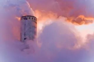 Cloudfactory II Schornstein des RWE-Kohlekraftwerks in Grevenbroich, Deutschland, am frühen Morgen