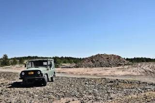Jeep Grüner Jeep auf Schotter