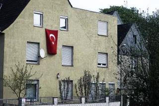Türkische Fahne an einem Haus Türkische Fahne an einem Haus in Deutschland