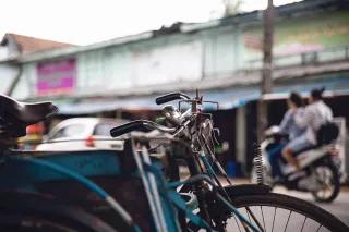 Hpa-An, Myanmar (Burma) Fahrrad auf einer Straße in Hpa-An, Myanmar