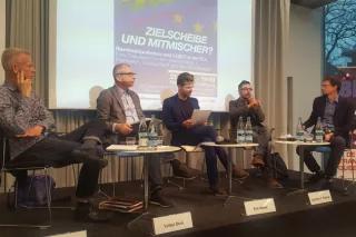 Zielscheibe oder Mitmischer? Rechtspopulismus und LGBTI in der Europäischen Union Podium: Volker Beck, Mitglied des Bundestages, Bündnis 90/ Die Grünen Jayrôme C. Robinet, Schriftsteller und Empowerment-Trainer Marcel de Groot, Geschäftsführer der Schwulenberatung Berlin David Cupina, Europarat, Vorstand der Vereinigungen 'Les Oublié-e-s' und FestiGays