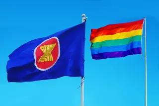 Die ASEAN-Flagge und die Regenbogenfahne Die ASEAN-Flagge und die Regenbogenfahne vor blauem Himmel