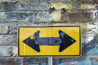Ein Doppelpfeil auf einem Straßenschild Ein Doppelpfeil auf einem Straßenschild