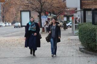 Zwei junge Frauen auf einer Straße in Tschetschenien