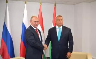 Wladimir Putin shakes hands with Viktor Orbán